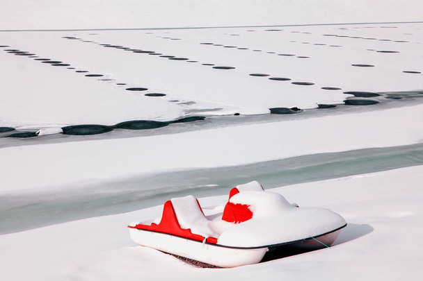 barco coberto de neve
 - Foto, Imagem