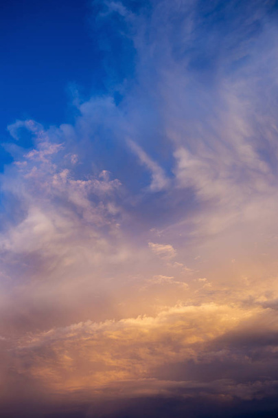 Вид на небо з різними хмарами
 - Фото, зображення