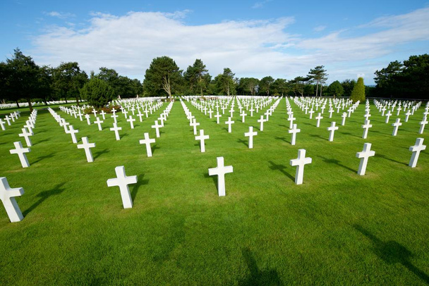 ノルマンディー、フランスのアメリカの墓地、coleville-シュル-メール、オマハ ビーチで白い十字. - 写真・画像