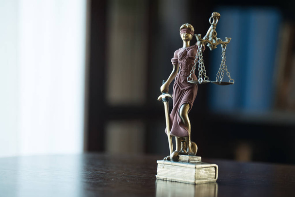 Bild für Recht und Gerechtigkeit mit Gesetzessymbolen - Foto, Bild