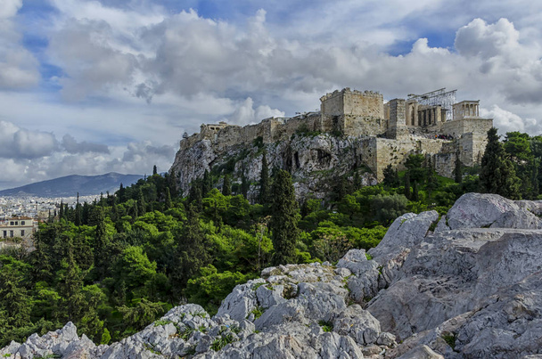 L'Acropoli di Atene è un'antica cittadella situata su uno sperone roccioso sopra la città di Atene e contiene i resti di alcuni antichi edifici di grande importanza architettonica e storica.
 - Foto, immagini