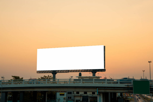 cartellone pubblicitario o manifesto pubblicitario sulla costruzione per lo sfondo concetto di pubblicità
. - Foto, immagini