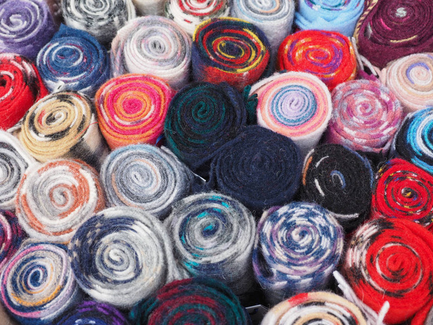Lenços de lã tartan escocês em muitas cores diferentes
 - Foto, Imagem
