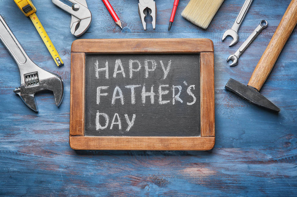 Tabule s textem "Happy Den otců" a sada nástrojů na dřevěné pozadí - Fotografie, Obrázek