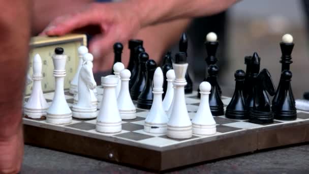 Παίζοντας σκάκι σε κατάσταση blitz. - Πλάνα, βίντεο