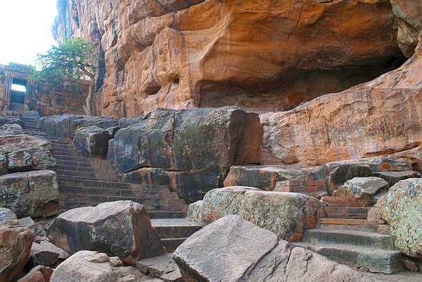 Kroky vedoucí k nedokončené jeskyně, jeskyně Badami, Karnataka, Indie  - Fotografie, Obrázek