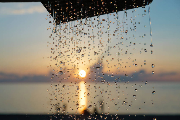 Відкритий душ на пляжі на заході сонця, вибірковий фокус
 - Фото, зображення
