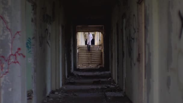 Афро-американский психотерапевт гуляет по разрушенной психиатрической больнице. Уничтожение и заброшенность
. - Кадры, видео