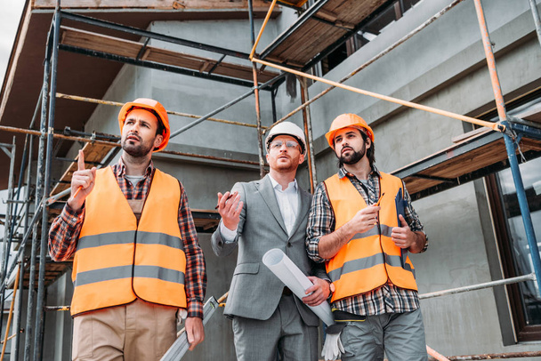 constructeurs et architectes regardant loin devant le chantier de construction
 - Photo, image