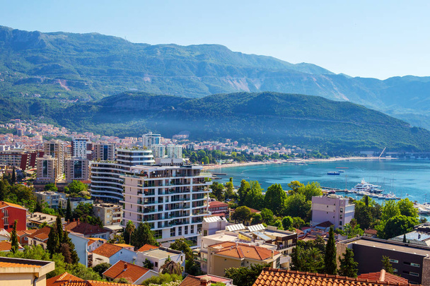 Városkép Budva város körül hegyek az Adriai-tenger partján Montenegróban. felülnézetből. - Fotó, kép