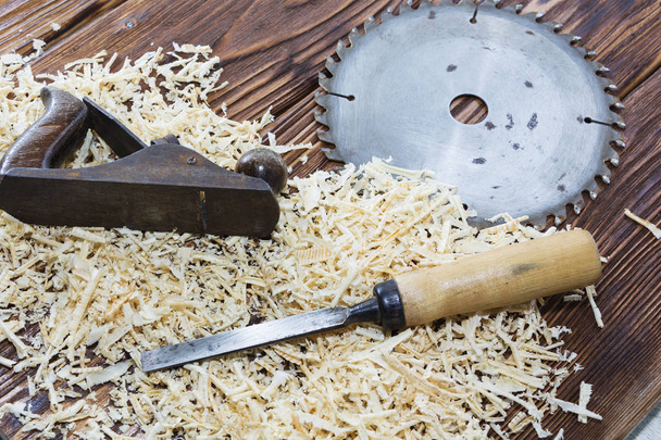 Vieja maceta y herramientas para madera. Tienda de madera
. - Foto, Imagen