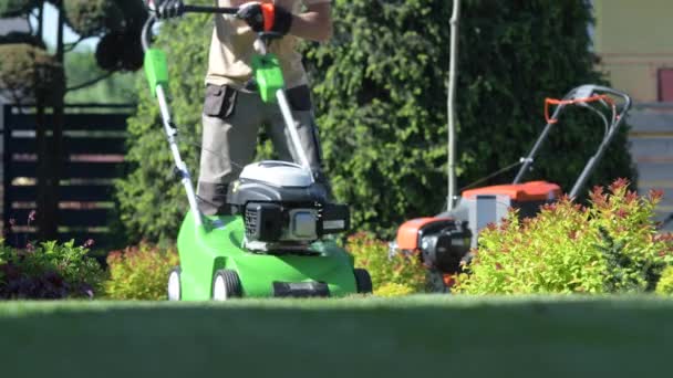 Gardener caucasiano cortando quintal jardim grama campo
. - Filmagem, Vídeo
