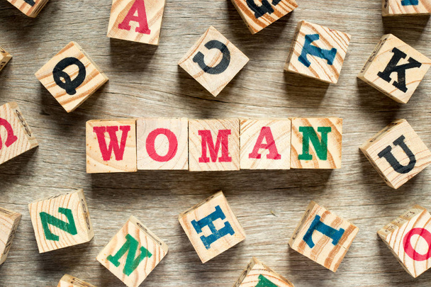 木材の背景に別の単語の女性の文字ブロック - 写真・画像
