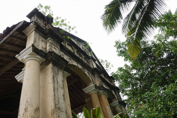 Aluthgama, Sri Lanka - 04 maja 2018: widok zewnątrz starego domu z kolumnami 1898 rok budowy w Sri Lanka - Zdjęcie, obraz