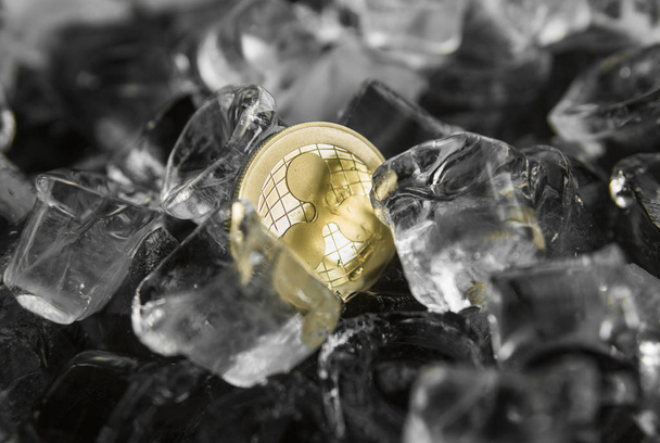 Gold ripple coin on ice background. The concept of the exchange in winter. Freeze. Blockchain mining. Digital money and virtual cryptocurrency concept. Iinvestment. Bussiness, commercial. - Φωτογραφία, εικόνα