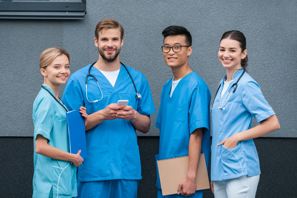 uśmiechający się wieloetniczną studentów medycyny, patrząc na kamery w pobliżu Uniwersytetu Medycznego  - Zdjęcie, obraz