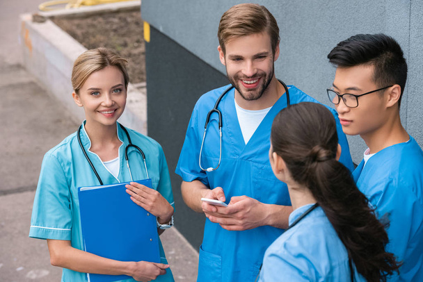 多文化共生の医学生が医科大学の近くに立っての高角度のビュー - 写真・画像