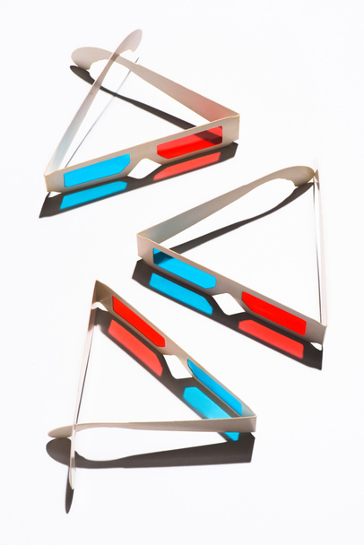 Draufsicht auf arrangierte 3D-Gläser auf weißer Tischplatte - Foto, Bild