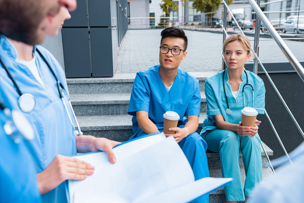 Multikulturelle Medizinstudenten während der Kaffeepause an der Medizinischen Universität - Foto, Bild