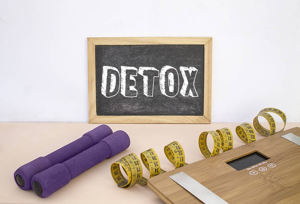 Schoolbord met bericht Detox, gewichten, tape en schaal - Foto, afbeelding