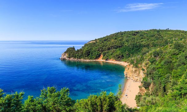 Vista desde arriba en la costa del mar Adriático y la playa de Mogren en Montenegro, paisaje natural, vacaciones al paraíso de verano
. - Foto, Imagen