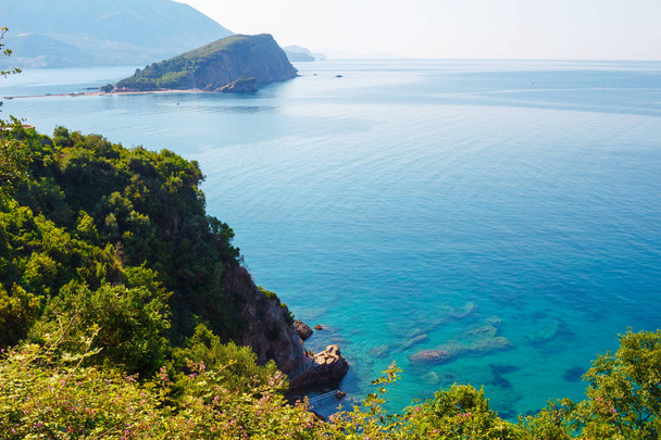 Blick von oben auf die Adriaküste und die Insel Sveti Nikola in der Nähe der Stadt Budva bei Montenegro, Naturlandschaft, Urlaub im Sommerparadies. - Foto, Bild
