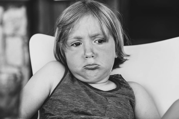 Close up retrato de menino criança triste, imagem em preto e branco
 - Foto, Imagem