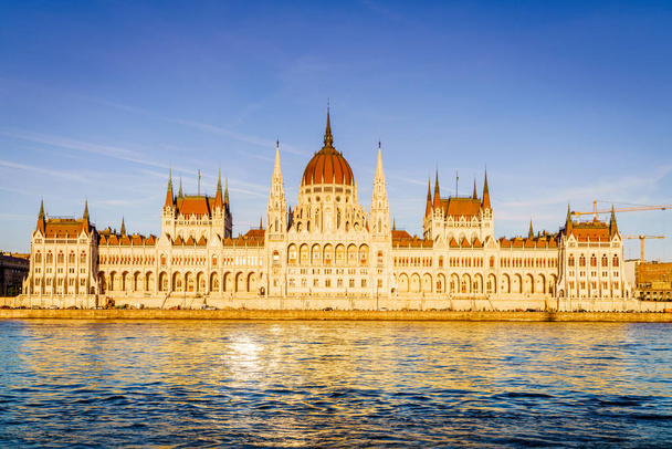 Słynny węgierski parlament Bulding w Dunaju - Zdjęcie, obraz