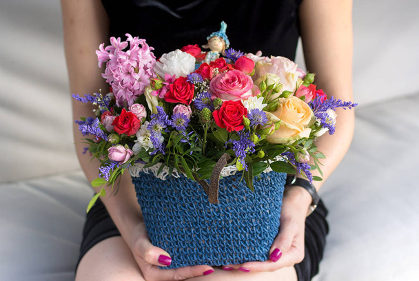 Panier avec des fleurs vives à la main de la fille
 - Photo, image