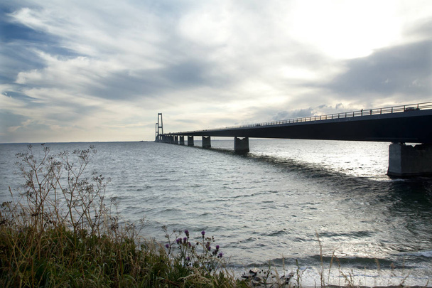 De grote belt brug, Storebelt in Denemarken, aansluiten van Zeeland met Funen. - Foto, afbeelding