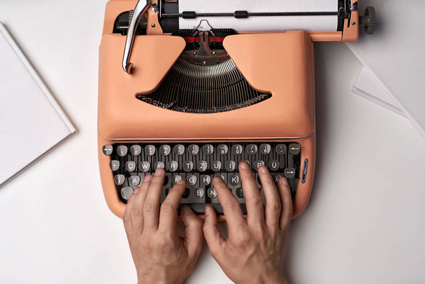Hands printing on retro typewriter - Фото, зображення