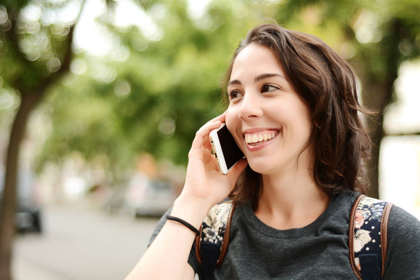 Portrait d'une jeune femme latine parlant sur son téléphone portable. À l'extérieur
. - Photo, image