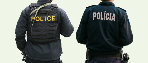Na białym tle na białym tle zestaw policjantów z plecami z ubrania specjalne z napisem policja na jednym z nich w języku angielskim i z drugiej strony w językach portugalski i Słowackiej - Zdjęcie, obraz