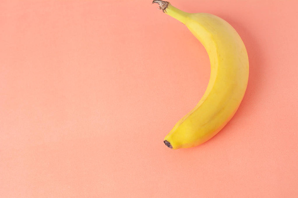 Felülnézet. Banán rózsaszín háttér. Healty koncepció - Fotó, kép