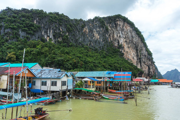 Panyee Island in Phang Nga Bay, is a floating fishing village, the people stay here more than 200 years. Это не процветающий мегаполис, легкая жизнь, главное преимущество приходят от туристов и рыбалки
. - Фото, изображение
