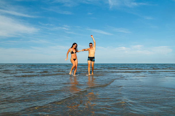 mladý pár v lásce bavte se na pláži - Fotografie, Obrázek
