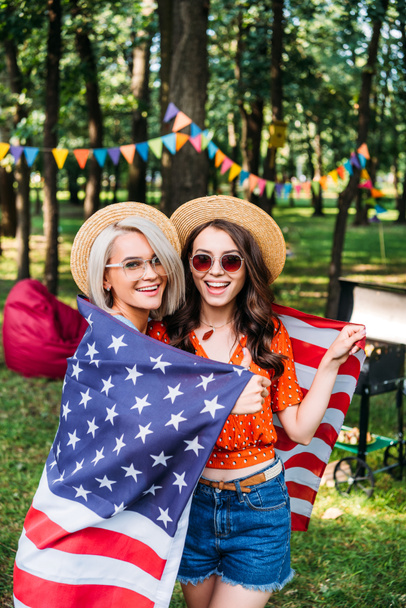 Park Amerikan bayrağı ile mutlu kadın portresi - Fotoğraf, Görsel