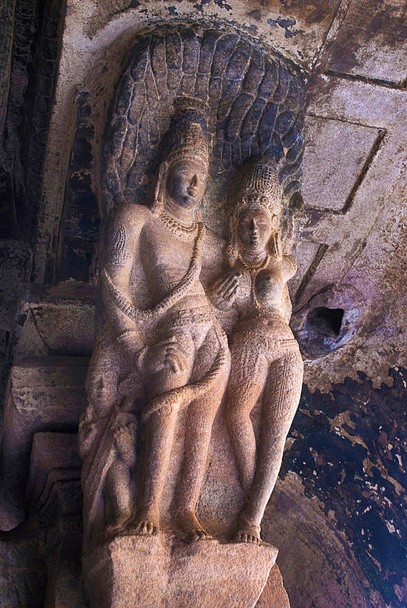 Cueva 3: Los soportes de los pilares, muestra una escena Kama en un pilar, donde una mujer y un hombre están en maithuna, erótico, abrazo debajo de un árbol. Cuevas de Badami, Karnataka
. - Foto, imagen