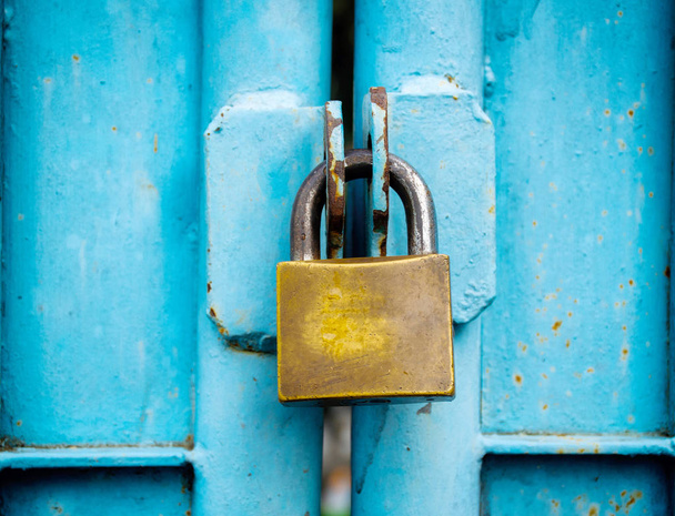 cerradura de llave vieja cosida en la puerta azul
. - Foto, Imagen