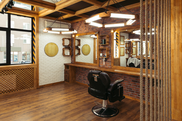 interni eleganti nel negozio di barbiere professionale moderno vuoto
   - Foto, immagini