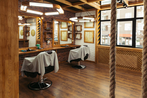 sedie e specchi vuoti negli interni del moderno barbiere
 - Foto, immagini