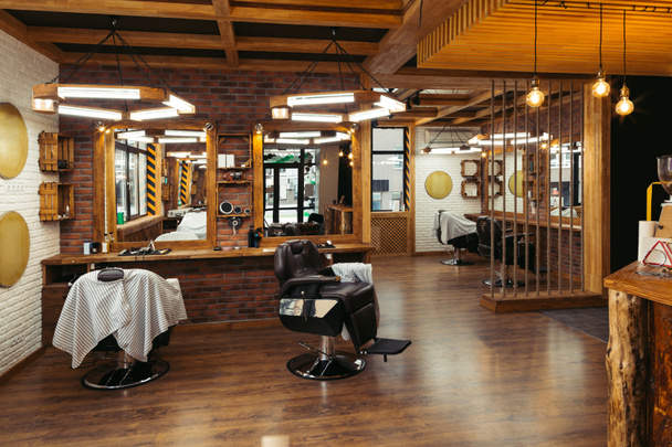 moderno elegante negozio di barbiere vuoto interno con specchi
 - Foto, immagini
