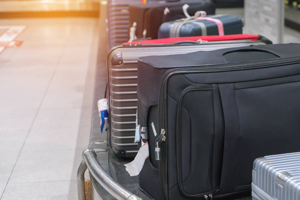 Βαλίτσα ή αποσκευές με ιμάντα μεταφοράς στο αεροδρόμιο. - Φωτογραφία, εικόνα