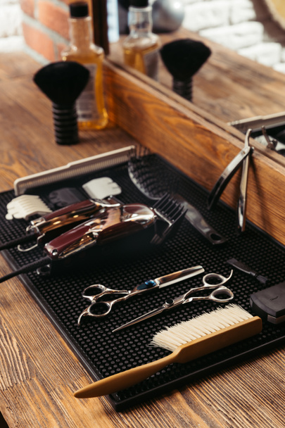 set di vari strumenti da barbiere professionali e specchio in barbiere
 - Foto, immagini