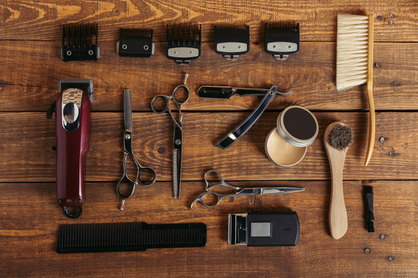 vista dall'alto di vari strumenti da barbiere professionali sulla superficie di legno nel salone di parrucchiere
   - Foto, immagini
