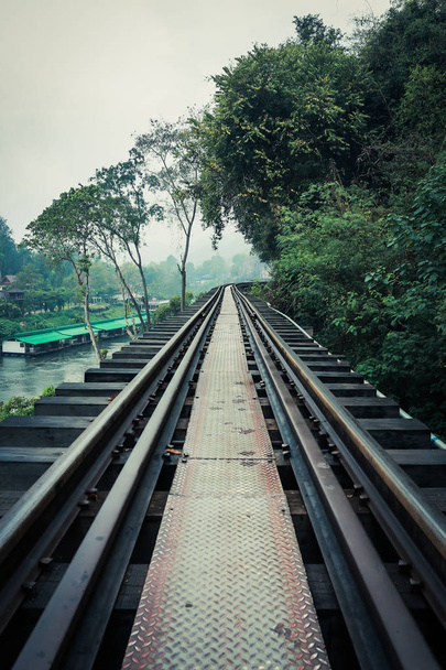 Pont ferroviaire de la mort sur la rivière Kwai Noi à Kanchanaburi province Thaïlande
. - Photo, image