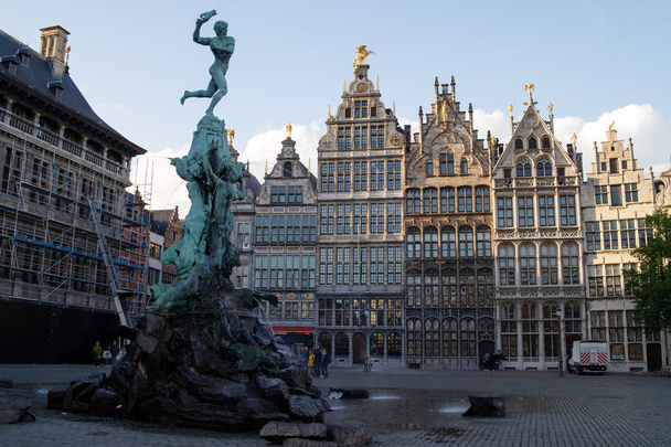 Antwerp mansions on central square of historic city center - Fotoğraf, Görsel