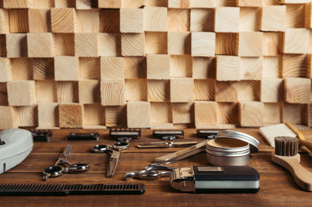 conjunto de várias ferramentas de barbeiro profissionais na prateleira de madeira na barbearia
 - Foto, Imagem