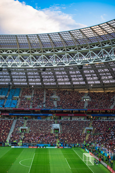 MOSCOW, RÚSSIA - 11 de julho de 2018: Fãs de futebol comemorando durante a Copa do Mundo FIFA 2018 nas semifinais jogo de futebol entre Inglaterra e Croácia no Estádio Luzhniki
. - Foto, Imagem