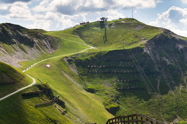 Stezka cyklisty do Schattberg-Ost horská lanovka stanice, Saalbach-Hinterglemm, Alpy, Rakousko - Fotografie, Obrázek
